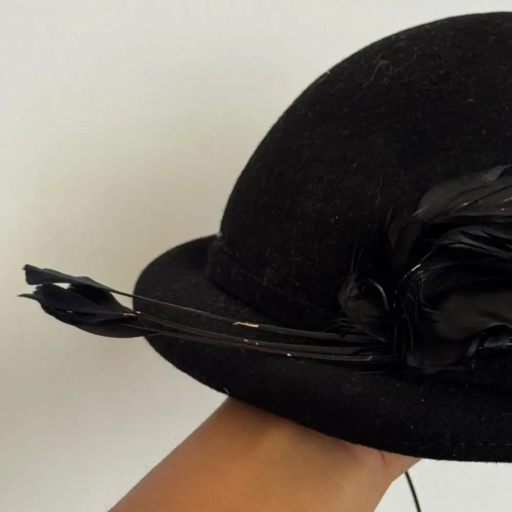 Vintage 1940s/50s womens wool hat with feathers